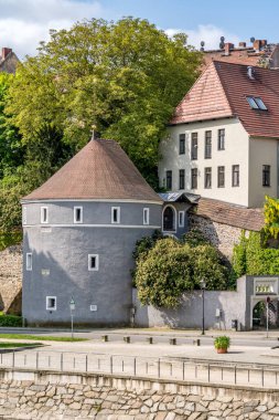 Polonya sınırında, Gorlitz Almanya 'sında Neisse nehrinin kıyısında dairesel silah kulesi, yaşam alanı haline geldi.