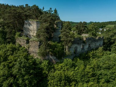 Frejstejn Kalesi 'nin havadan görünüşü, Çek Cumhuriyeti' ndeki Dyji veya Thaya nehri üzerindeki ortaçağ gotik kalesi harabeleri.