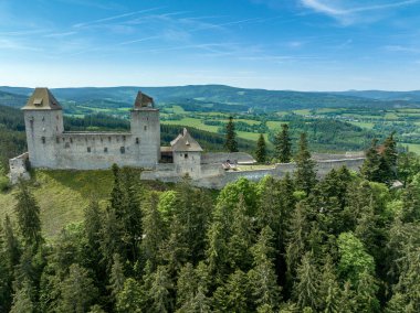 Çekçe 'deki Kasperk Hrad veya Karlsberg kalesinin hava görüntüsü. Şatonun merkezi iki konut kulesi ve aralarında inşa edilmiş dikdörtgen bir saraydan oluşuyor.