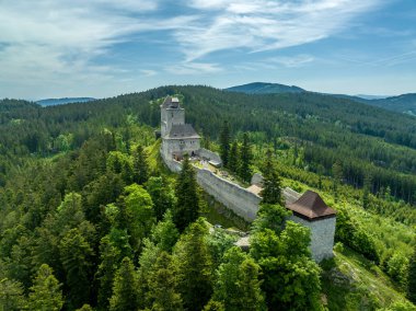 Çekçe 'deki Kasperk Hrad veya Karlsberg kalesinin hava görüntüsü. Şatonun merkezi iki konut kulesi ve aralarında inşa edilmiş dikdörtgen bir saraydan oluşuyor.