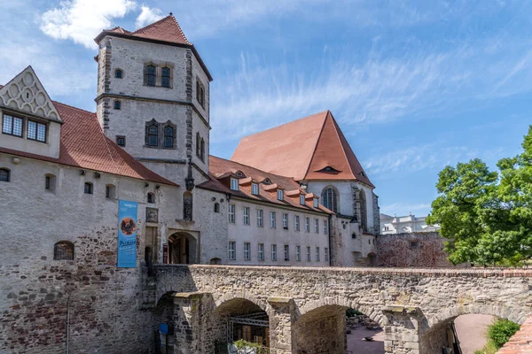 Ortaçağ şatosu Moritzburg 'un kuru hendek, Gotik saray ve Almanya Halle' deki kilise üzerinden geçen taş köprü manzarası.