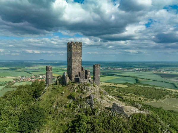 Letecký Pohled Pozůstatky Středověkého Hradu Hazmburk Kruhovou Obdélníkovou Věží Sedí — Stock fotografie
