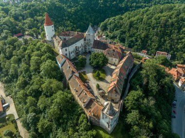 Orta Bohemya Çek Cumhuriyeti 'ndeki Krivoklat adlı ortaçağ şatosunun üçgen şeklinin havadan görünüşü eski haline getirildi.