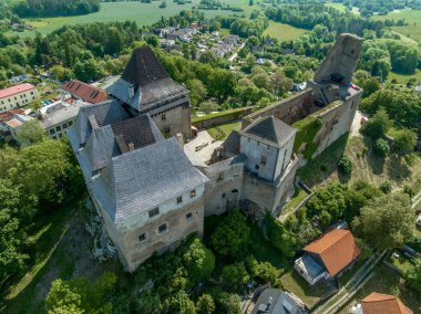 Gotik ve Rönesans tarzında inşa edilen Lipnice Nad Szavou Kalesi 'nin havadan görünüşü, Samson kulesi gözlem güvertesi görevi görüyor