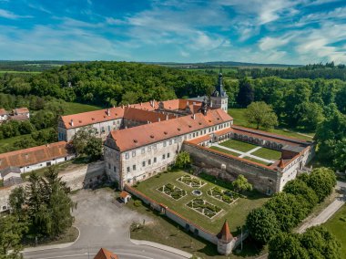 Uhercice 'nin son dönem Gotik üç kanatlı müstahkem evi. 15. ve 16. yüzyılların başından beri Moravya' da 5 avlu var.