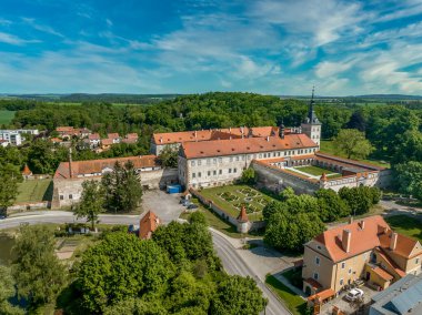Uhercice 'nin son dönem Gotik üç kanatlı müstahkem evi. 15. ve 16. yüzyılların başından beri Moravya' da 5 avlu var.