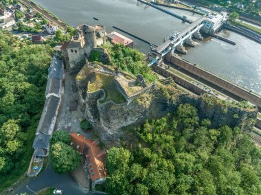 Usti nad Labem yakınlarındaki Strekov kalesinin havadan görünüşü Çek Cumhuriyeti 'ndeki Elbe nehrinin yukarısında.