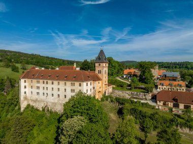 Vimperk Rönesans şatosunun hava manzarası. Mavi gökyüzü olan ortaçağ kasabasının yukarısında güçlendirilmiş yuvarlak silah kulesi var.