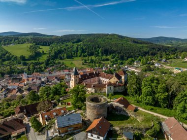 Vimperk Rönesans şatosunun hava manzarası. Mavi gökyüzü olan ortaçağ kasabasının yukarısında güçlendirilmiş yuvarlak silah kulesi var.