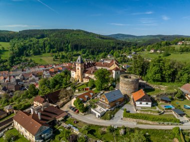 Vimperk Rönesans şatosunun hava manzarası. Mavi gökyüzü olan ortaçağ kasabasının yukarısında güçlendirilmiş yuvarlak silah kulesi var.