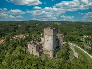 Dikdörtgen kaleli ve konsantre duvarlı Landstejn kalesinin havadan görünüşü, Çek Cumhuriyeti 'nde yarı yuvarlak kaleler