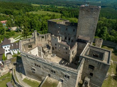 Dikdörtgen kaleli ve konsantre duvarlı Landstejn kalesinin havadan görünüşü, Çek Cumhuriyeti 'nde yarı yuvarlak kaleler