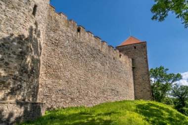 Moravya 'daki Veveri şatosunun havadan görünüşü. Geniş avluları, çoklu kapıları, kare ve yuvarlak gökyüzü bulutlu. 