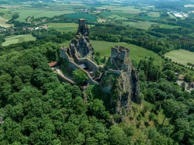 Çek cennetindeki iki kule ortaçağ kalesinin havadan görünüşü.