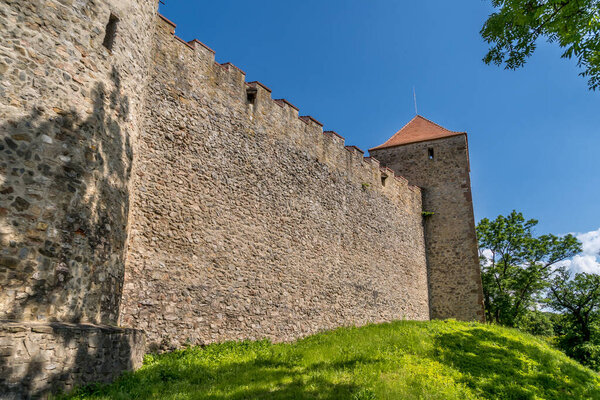Вид с воздуха на замок Вевери в Моравии с большими внутренними дворами, несколькими воротами, квадратными и круглыми башнями с облачно-голубым небом 