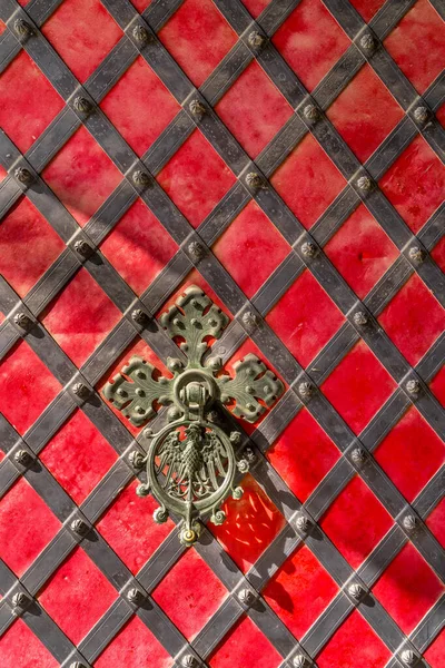 Bronzener Mittelalterlicher Torklopfer Mit Adlermotiv Auf Rotem Grillhintergrund — Stockfoto