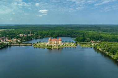 Moritzburg kalesinin havadan görünüşü. Simetrik yapay bir adada dört yuvarlak kuleli bir Barok sarayı.