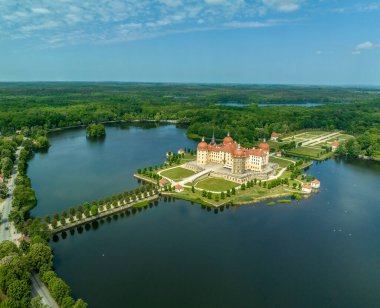 Moritzburg kalesinin havadan görünüşü. Simetrik yapay bir adada dört yuvarlak kuleli bir Barok sarayı.