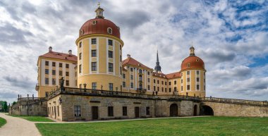 Moritzburg kalesinin havadan görünüşü. Simetrik yapay bir adada dört yuvarlak kuleli bir Barok sarayı.