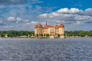 Moritzburg kalesinin havadan görünüşü. Simetrik yapay bir adada dört yuvarlak kuleli bir Barok sarayı.