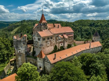 Pernstejn kalesinin havadan görünüşü Gotik sarayı kırmızı çatısı, dikdörtgen ve yuvarlak kuleleri, barbikalı, Moravya 'daki ileri silah platformu