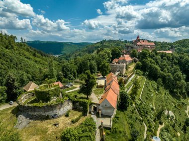 Pernstejn kalesinin havadan görünüşü Gotik sarayı kırmızı çatısı, dikdörtgen ve yuvarlak kuleleri, barbikalı, Moravya 'daki ileri silah platformu