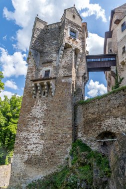 Pernstejn kalesinin havadan görünüşü Gotik sarayı kırmızı çatısı, dikdörtgen ve yuvarlak kuleleri, barbikalı, Moravya 'daki ileri silah platformu