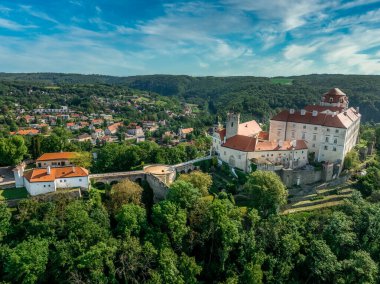 Eski Gotik kale yapısı ile Vranov nad Dyji 'deki Thaya nehri kıvrımlarının hava manzarası geniş peyzaj parkı ile Barok konutuna dönüştü.