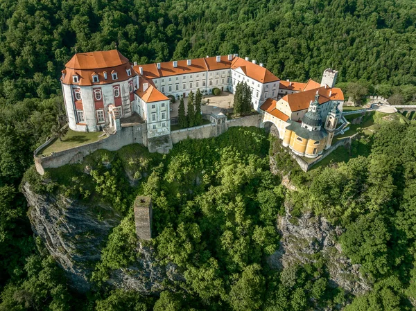 Eski Gotik kale yapısı ile Vranov nad Dyji 'deki Thaya nehri kıvrımlarının hava manzarası geniş peyzaj parkı ile Barok konutuna dönüştü.