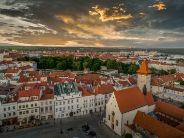 Znojmo 'nun hava manzarası şarap üretim bölgesinde ortaçağ kasabasını, St. Nicolas kilisesini, Rotunda' yı, şatoyu, Rönesans şehir meydanını,