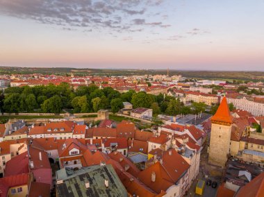 Znojmo 'nun hava manzarası şarap üretim bölgesinde ortaçağ kasabasını, St. Nicolas kilisesini, Rotunda' yı, şatoyu, Rönesans şehir meydanını,