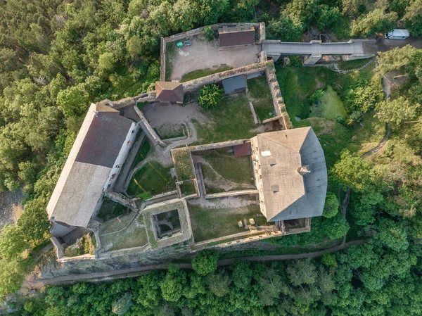 ボヘミアの反対側の丘の上にトコニクとゼブラク城の空中写真 — ストック写真