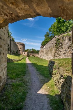 Rönesans silah platformu kaleleri, hendek, dairesel ve dikdörtgen kuleleri olan Querfurt kalesinin havadan görüntüsü