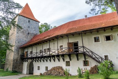 İç avlu, ikinci kapı kulesi, Çek Cumhuriyeti 'ndeki Zvikov ortaçağ şatosunda ahşap balkonlu gotik bina.
