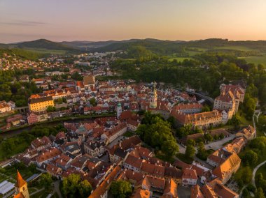 Ortaçağ Cesky Krumlov 'unda gün batımının hava manzarası