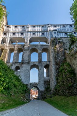 1764 'ten kalma derin bir hendeğin üzerindeki eşsiz beş katlı Pelerin Köprüsü Cesky Krumlov' u kale tiyatro binası ve bahçeleriyle birleştirdi..