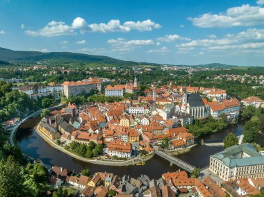 Cesky Krumlov ortaçağ kasabasının havadan görünüşü Çek Cumhuriyeti 'ndeki Vltava nehri ile çevrilidir.