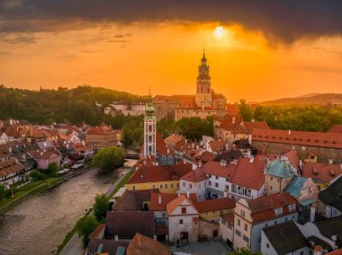 Cesky Krumlov ortaçağ şehir kalesi turuncu günbatımı gökyüzü