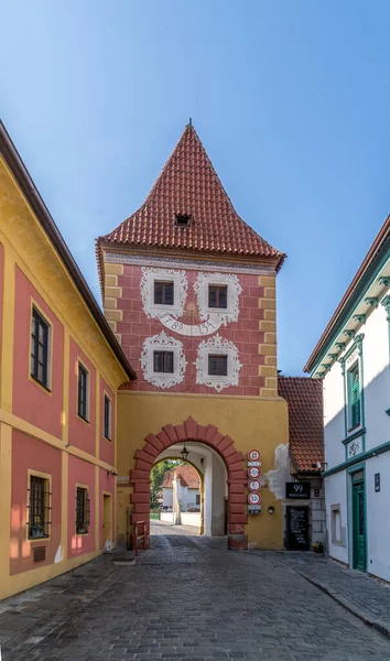 Cesky Krumlov Kırmızı Çatılı Ortaçağ Dikdörtgen Şehir Kapısı — Stok fotoğraf