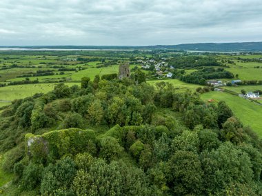 Carrigogunnell Şatosu 'nun havadan görünüşü muhteşem bir şekilde volkanik bir kayanın üzerine kurulmuş. Muhteşem bir manzarası var. County Limerick İrlanda' da, Clarina yakınlarındaki tüm Shannon nehrine bakıyor. 