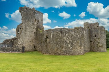 Ballymote Kalesi 'nin havadan görünüşü Cannacht' taki Anglo Norman Kalesi 'ni yıktı. Yuvarlak kuleleri, D şeklindeki kulesi, büyük kulesi, çift yüzlü duvarları, İrlanda Sallyport' u olan Sligo İlçesi.