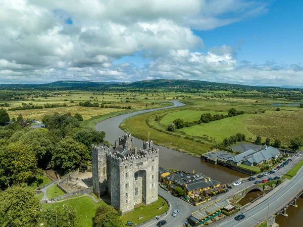 Widok Lotu Ptaka Zamek Bunratty Duży Wieczny Wieżowiec Hrabstwie Clare — Zdjęcie stockowe
