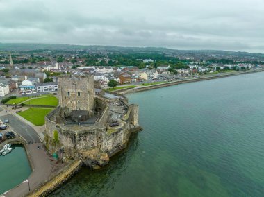 Kuzey İrlanda 'daki Anglo Norman Şatosu, Belfast Lough' un kuzey kıyısındaki Antrim İlçesi 'nin hava manzaralı büyük dikdörtgen kaleli kalesi.