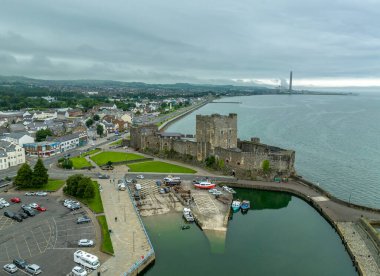 Kuzey İrlanda 'daki Anglo Norman Şatosu, Belfast Lough' un kuzey kıyısındaki Antrim İlçesi 'nin hava manzaralı büyük dikdörtgen kaleli kalesi.