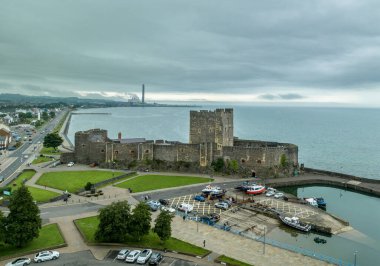 Kuzey İrlanda 'daki Anglo Norman Şatosu, Belfast Lough' un kuzey kıyısındaki Antrim İlçesi 'nin hava manzaralı büyük dikdörtgen kaleli kalesi.