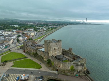 Kuzey İrlanda 'daki Anglo Norman Şatosu, Belfast Lough' un kuzey kıyısındaki Antrim İlçesi 'nin hava manzaralı büyük dikdörtgen kaleli kalesi.