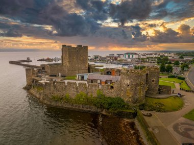 Kuzey İrlanda 'daki Anglo Norman Şatosu, Belfast Lough' un kuzey kıyısındaki Antrim İlçesi 'nin hava manzaralı büyük dikdörtgen kaleli kalesi.