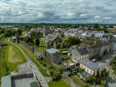 Fethard 'ın eski ortaçağ duvarlı kasabasının havadan görünüşü Clashawley Nehri' ndeki Tipperary İlçesi 'nde Gotik Kilisesi ve Duvar Evi ile çevrili.