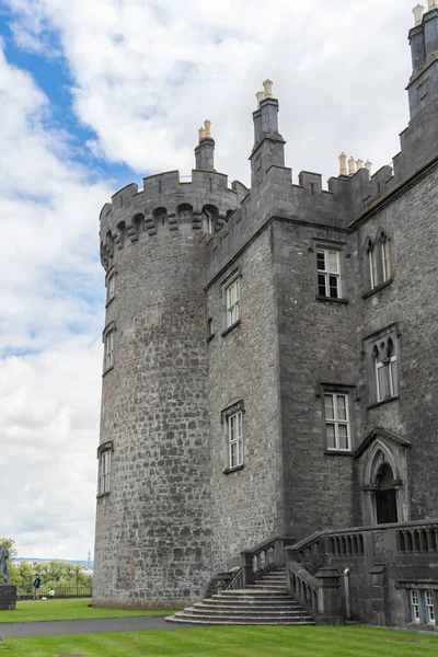Widok Lotu Ptaka Zamek Kilkenny Przebudowa Średniowiecznej Budowli Obronnej Pagórkowaty — Zdjęcie stockowe