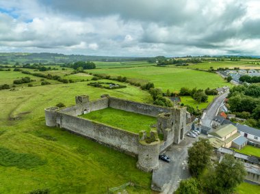 Cork ilçesindeki Liscarroll Kalesi 'nin 13. yüzyıl Hiberno-Norman kalesinin havadan görünüşü.